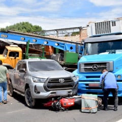 Dois carros e uma motocicleta foram atingidos (Foto: Wenderson Cabral/FolhaBV)