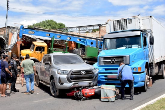 Dois carros e uma motocicleta foram atingidos (Foto: Wenderson Cabral/FolhaBV)