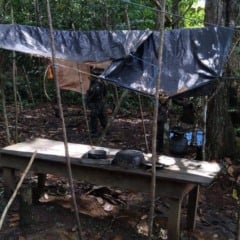 os agentes localizaram as estruturas de garimpo, al&eacute;m de dois motores e utens&iacute;lios dom&eacute;sticos, abandonados pelos garimpeiros. Foto: Comando Operacional Conjunto Catrimani II