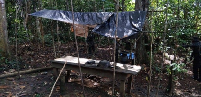 os agentes localizaram as estruturas de garimpo, além de dois motores e utensílios domésticos, abandonados pelos garimpeiros. Foto: Comando Operacional Conjunto Catrimani II