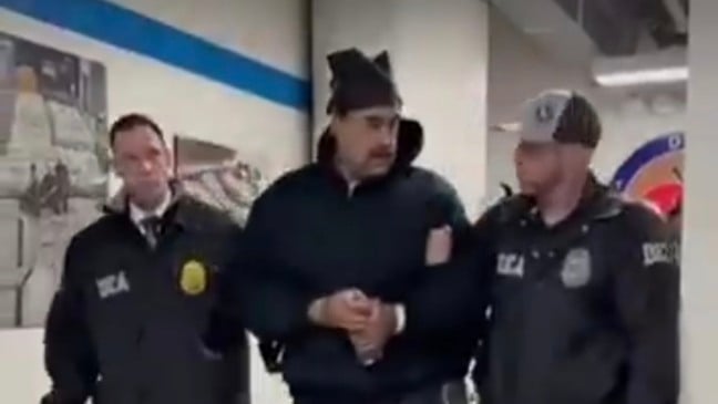 As imagens, que circularam neste sábado (3), mostram o líder venezuelano algemado e escoltado por agentes federais norte-americanos. Foto: reprodução/vídeo