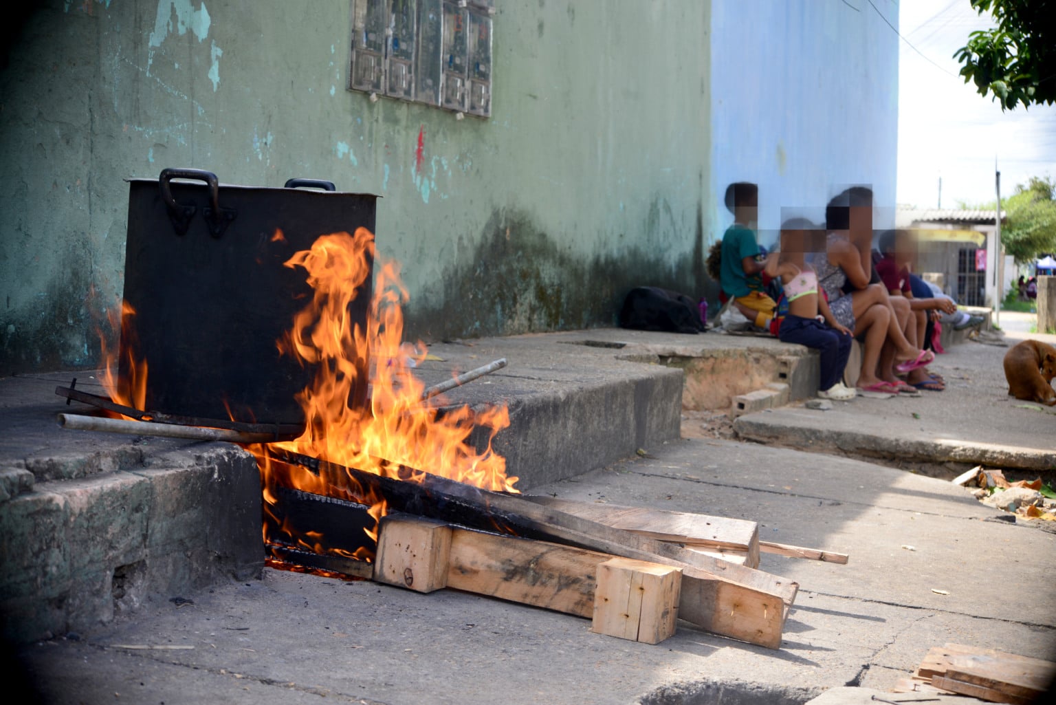Grupo de migrantes venezuelanos cozinha nas ruas de Boa Vista (Foto: Nilzete Franco/FolhaBV) Grupo de migrantes venezuelanos cozinha nas ruas de Boa Vista (Foto: Nilzete Franco/FolhaBV)