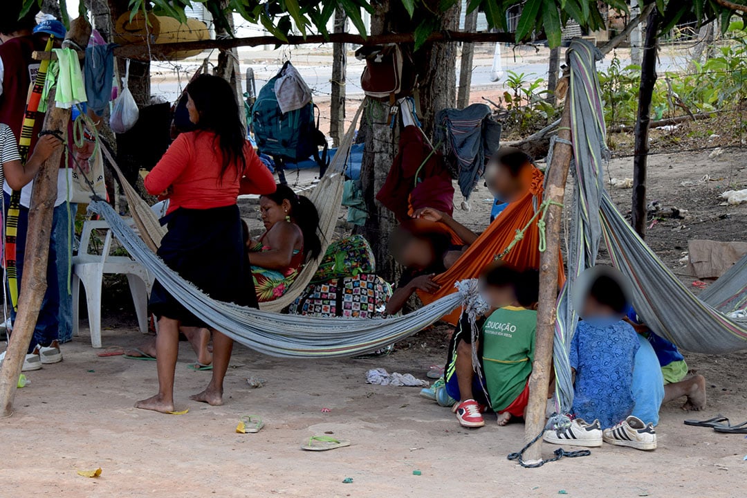 Entre as famílias, crianças e bebês viviam sem estrutura adequada no acampamento improvisado. (Foto: Wenderson Cabral) Entre as famílias, crianças e bebês viviam sem estrutura adequada no acampamento improvisado. (Foto: Wenderson Cabral)