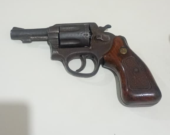 Força Tática prende homem com revólver e skunk no Raiar do Sol (Foto: Divulgação) Força Tática prende homem com revólver e skunk no Raiar do Sol (Foto: Divulgação)