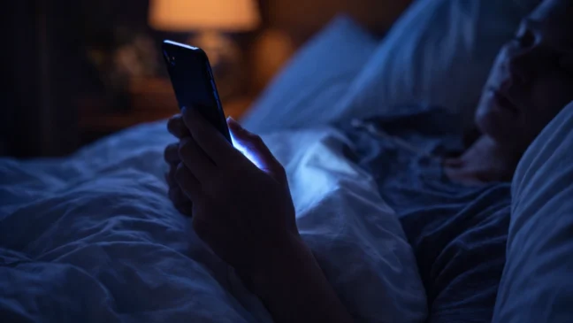 O hábito noturno que parece inofensivo, mas sabota seu descanso