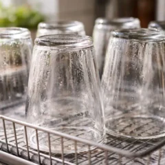 O jeito que voc&ecirc; seca os copos pode estar causando aquele cheiro estranho depois