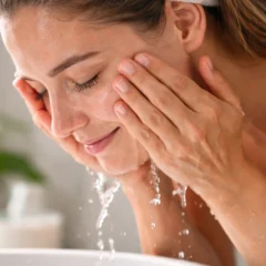 Por que lavar o rosto demais piora a apar&ecirc;ncia da pele, mesmo usando produtos caros