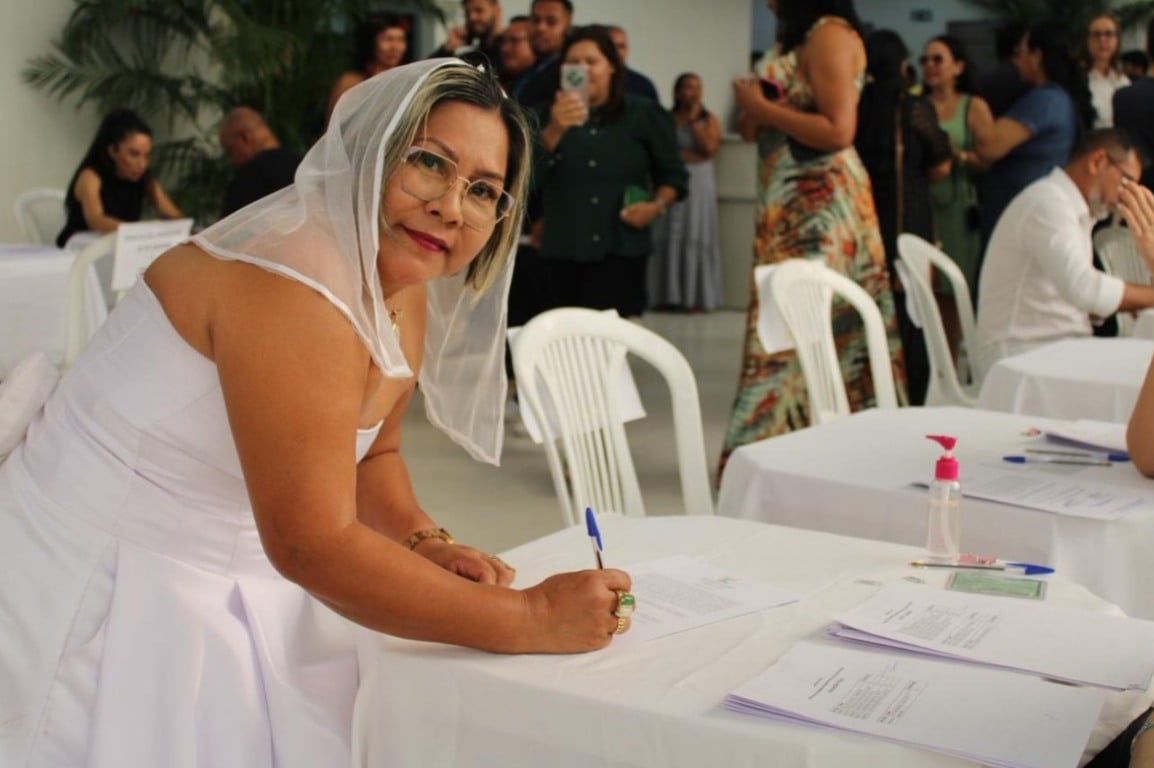 Nayra Sargica assina termo de posse no concurso públicos da Seed Nayra Sargica assina termo de posse no concurso públicos da Seed