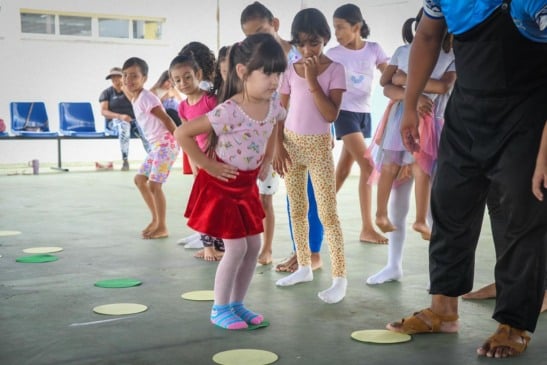 A programação atende crianças e jovens do residencial e de comunidades próximas, com oficinas gratuitas. (Foto: Stephane Queiroz)