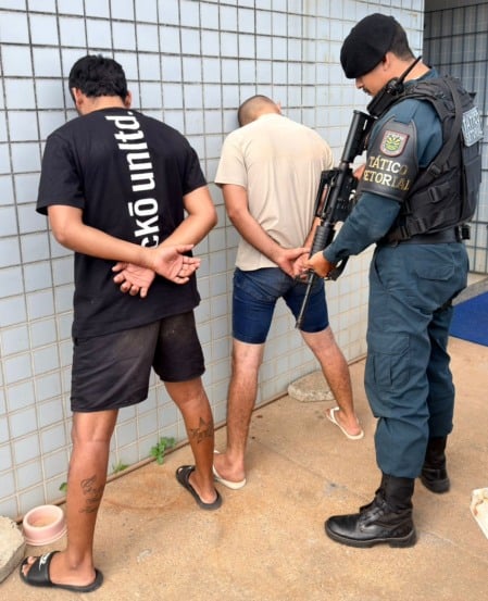 Servidor público e vigilante são presos por porte ilegal de armas