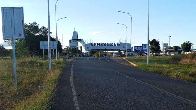 Uma foto enviada à FolhaBV mostra cones próximos à alfândega em Santa Elena de Uairén, no lado venezuelano, e clima de tranquilidade. (Foto: Divulgação)