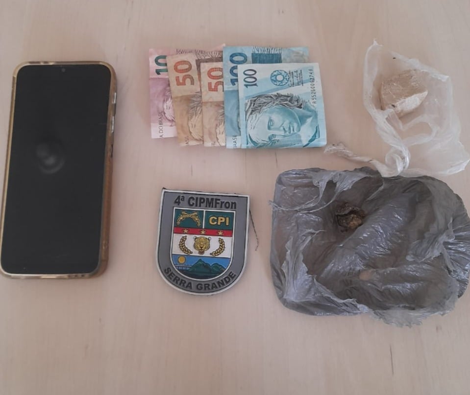 Foram encontradas duas porções de entorpecentes, aparentando ser crack e maconha, além de R$ 310 em dinheiro. (Foto: Divulgação) Foram encontradas duas porções de entorpecentes, aparentando ser crack e maconha, além de R$ 310 em dinheiro. (Foto: Divulgação)