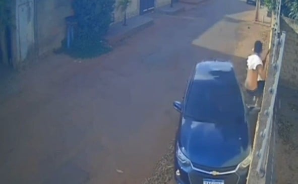 Homem conseguiu se esquivar do carro se apoiando em um muro. (Foto: Reprodução)