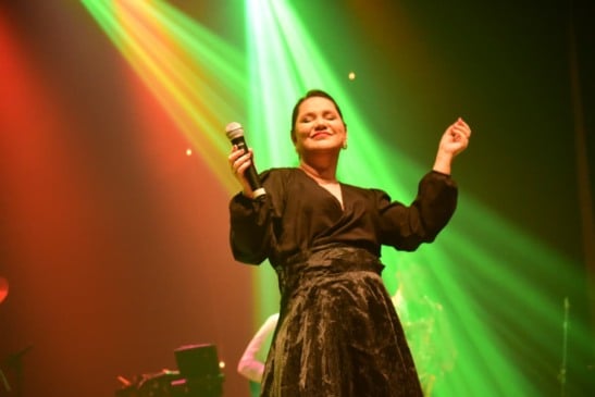 O show é conduzido pela cantora Kárisse Blos. (Foto: Divulgação)