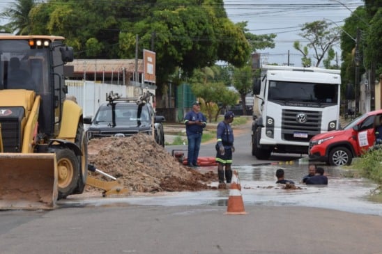 Manutenção de emergência na rua Antônio Pinheiro Galvão, no bairro Buritis. (Foto: Wenderson Cabral/Folha BV)