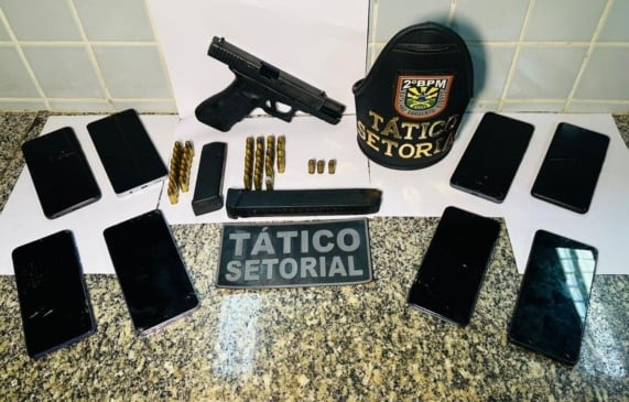 PM prende três e apreende pistola, 44 munições e oito celulares após rastreamento de aparelho furtado