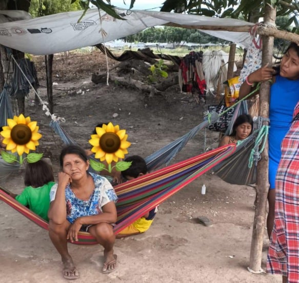 Segundo relato do grupo, indígenas do povo Panare estão acampados há mais de uma semana no Jardim Floresta enquanto aguardam vaga em abrigo e enfrentam dificuldades com documentação. (Foto: Divulgação)