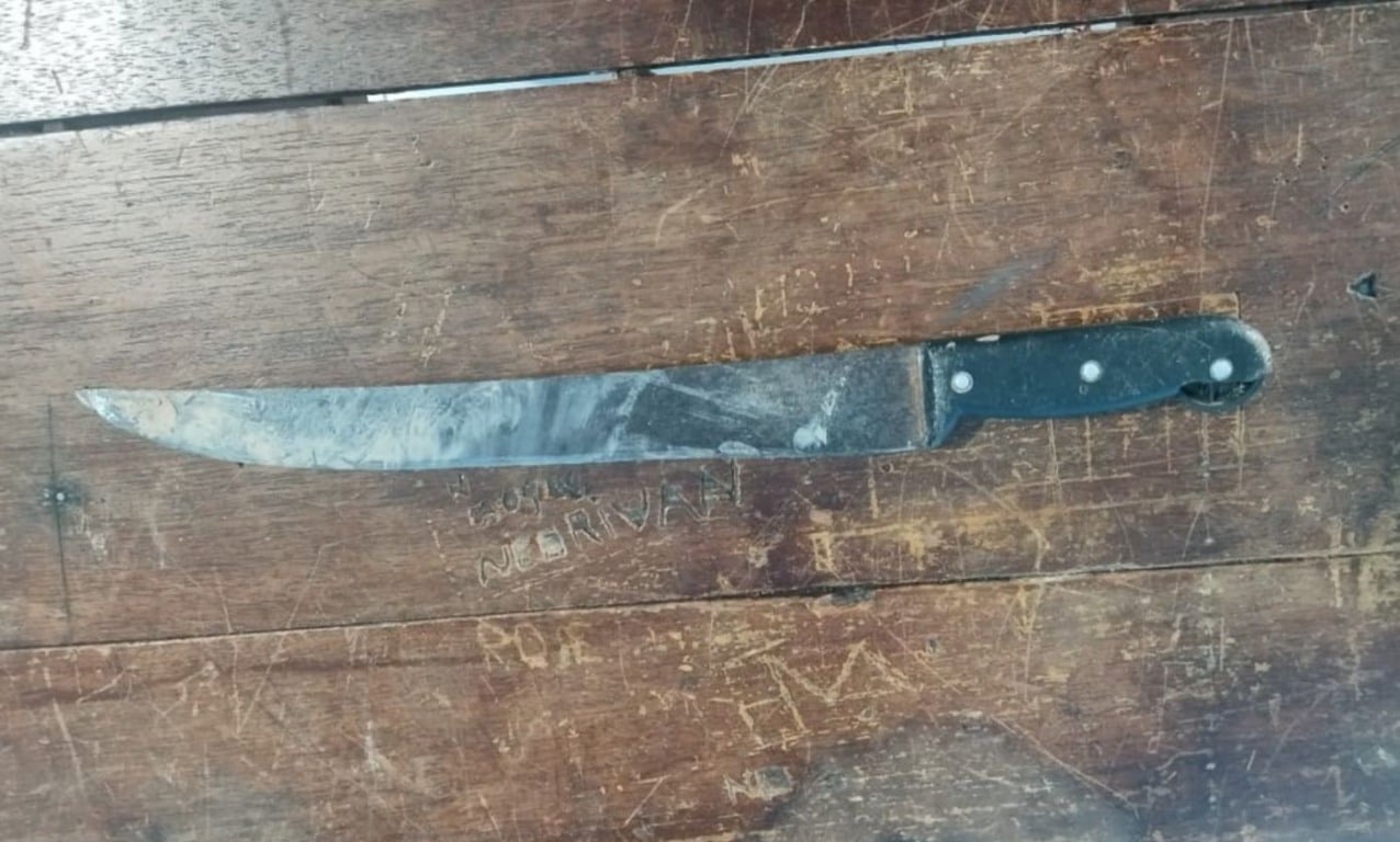 Facão com lâmina de cerca de 50 centímetros foi encontrado e apreendido pela Polícia Militar durante a ocorrência em Pacaraima. (Foto: Divulgação) Facão com lâmina de cerca de 50 centímetros foi encontrado e apreendido pela Polícia Militar durante a ocorrência em Pacaraima. (Foto: Divulgação)