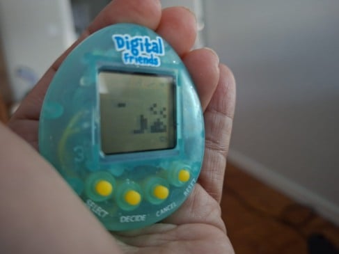 Segundo especialistas, os Tamagotchis foram pioneiros ao mostrar que o design pode cultivar laços afetivos entre humanos e máquinas (Foto Divulgaçao)