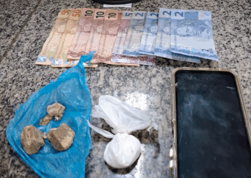 Material apreendido durante abordagem. (Foto: Divulgação)