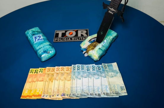 Mais de 1,2 quilo de maconha, dinheiro em espécie e uma motocicleta foram apreendidos. (Foto: Divulgação)