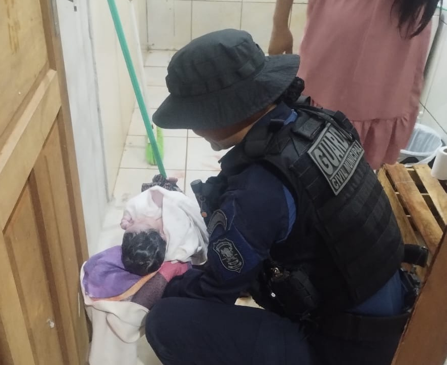 Bebê nasceu dentro do banheiro da residência - Foto: Divulgação Bebê nasceu dentro do banheiro da residência - Foto: Divulgação