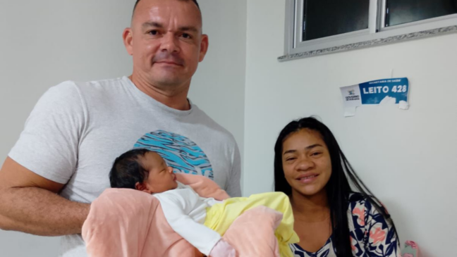 O policial chegou a visitar a bebê salva e a mãe, no hospital. Foto: divulgação