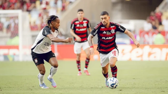 Carrillo (Corinthians) e Arrascaeta (Flamengo). (Foto: Adriano Fontes)