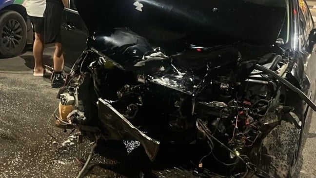 A frente de Citroen, conduzido por J.S.S, de 25 anos, ficou totalmente danificada. Foto: reprodução