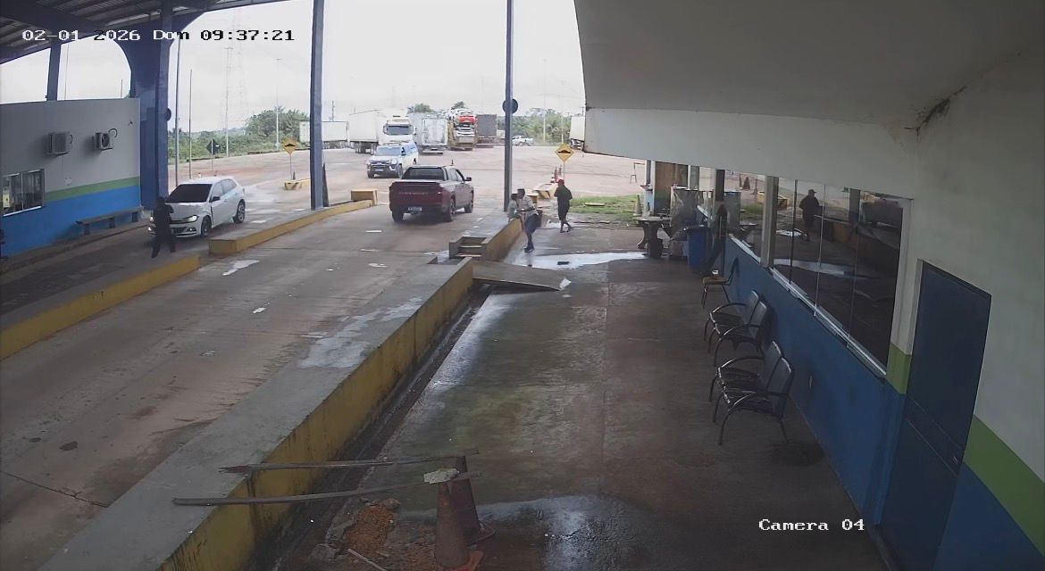Momento em que o carro cruz a barreira do Jundiá em fuga Momento em que o carro cruz a barreira do Jundiá em fuga