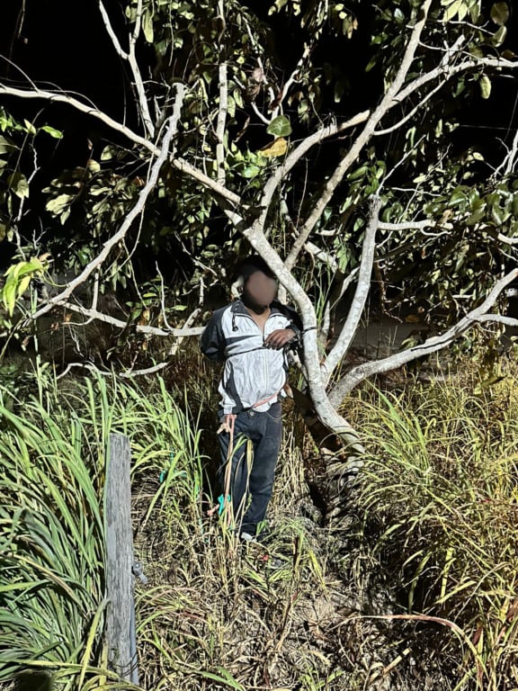 Suspeito de furtar fiação de templo é amarrado em árvore por moradores da Vila Recrear