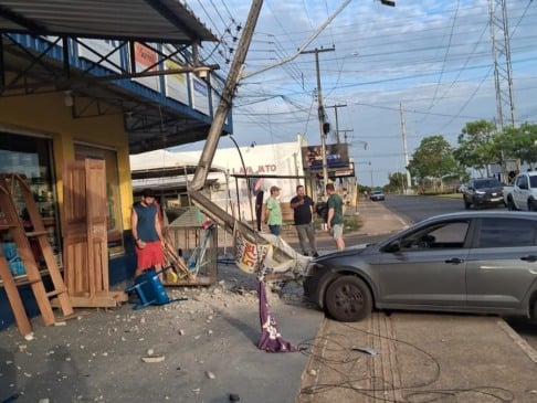 Carro colide contra poste deixa trechos do Cidade Satélite sem energia