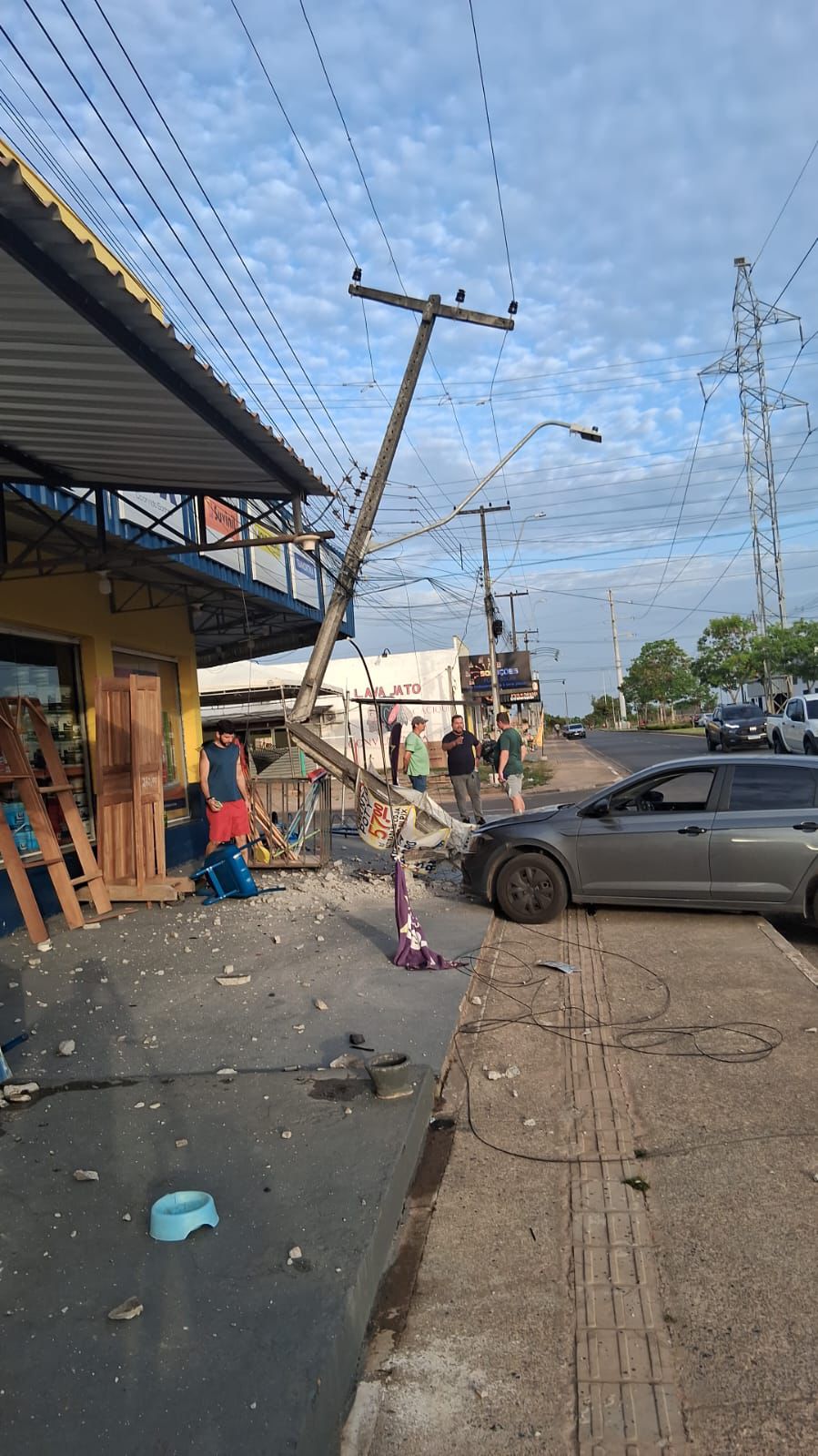 Carro colide contra poste deixa trechos do Cidade Satélite sem energia Carro colide contra poste deixa trechos do Cidade Satélite sem energia