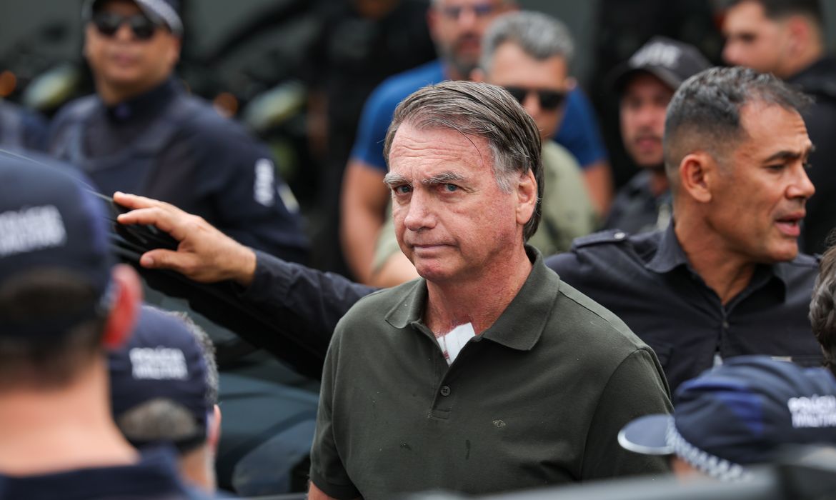 Médico diz que pneumonia de Bolsonaro é mais grave que episódios anteriores