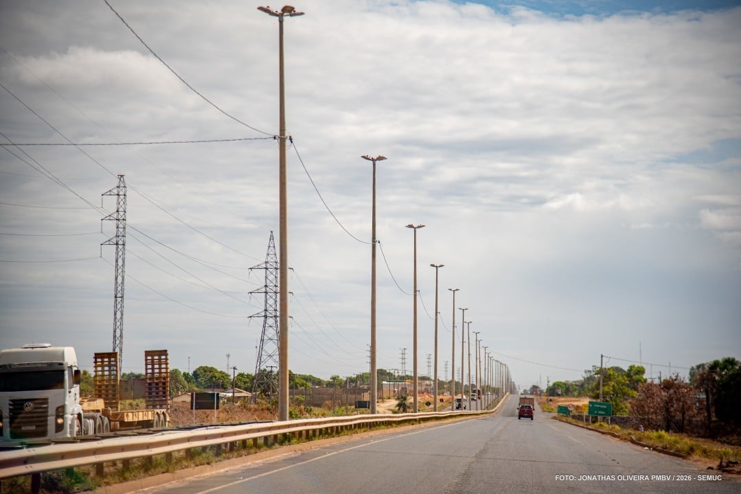 Após furtos de cabos, prefeitura substitui fiação subterrânea por rede aérea na Avenida Brasil