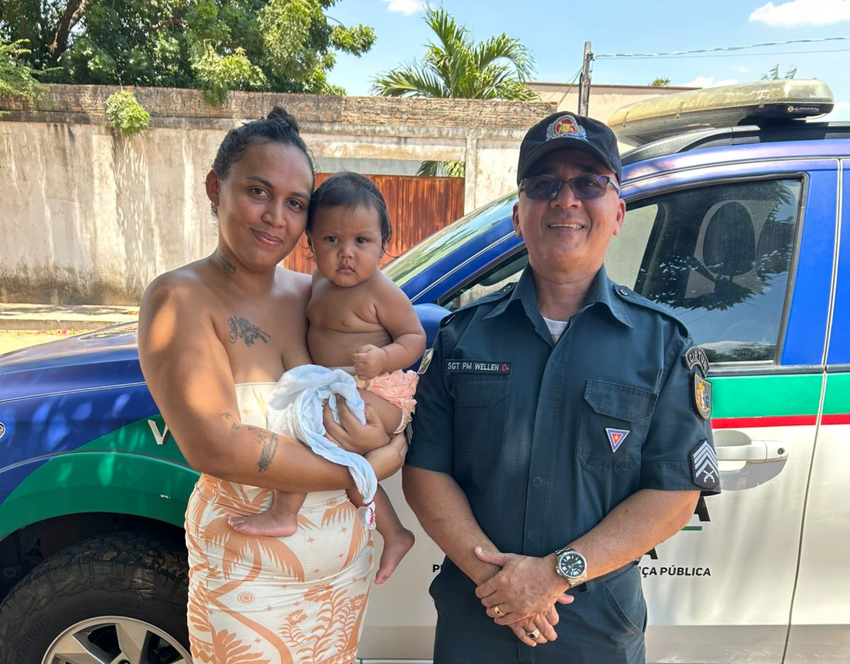 Policial salva bebê de oito meses que estava engasgada