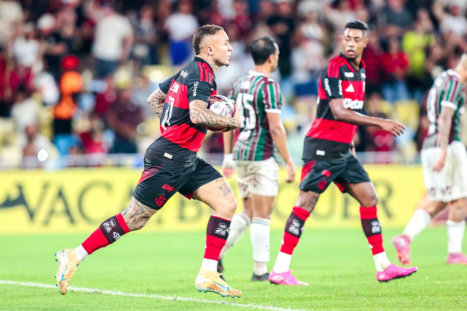 Finais dos estaduais movimentam o futebol brasileiro neste domingo (8)