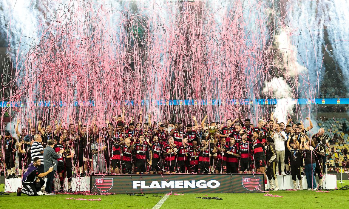 Flamengo vence Fluminense nos pênaltis e conquista o tricampeonato do Carioca