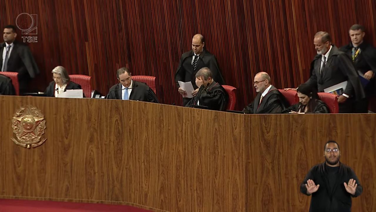 Os ministros do Tribunal Superior Eleitoral durante sessão de julgamento desta terça-feira - 28.04.2026 (Foto: Reprodução)