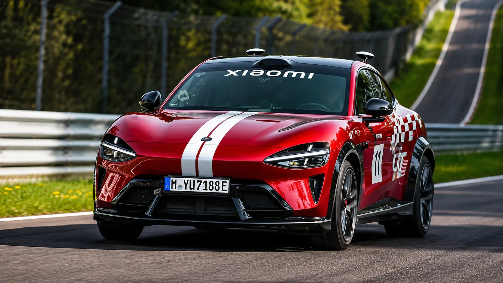 SUV elétrico Xiaomi YU7 GT faz história com volta autônoma em Nürburgring
