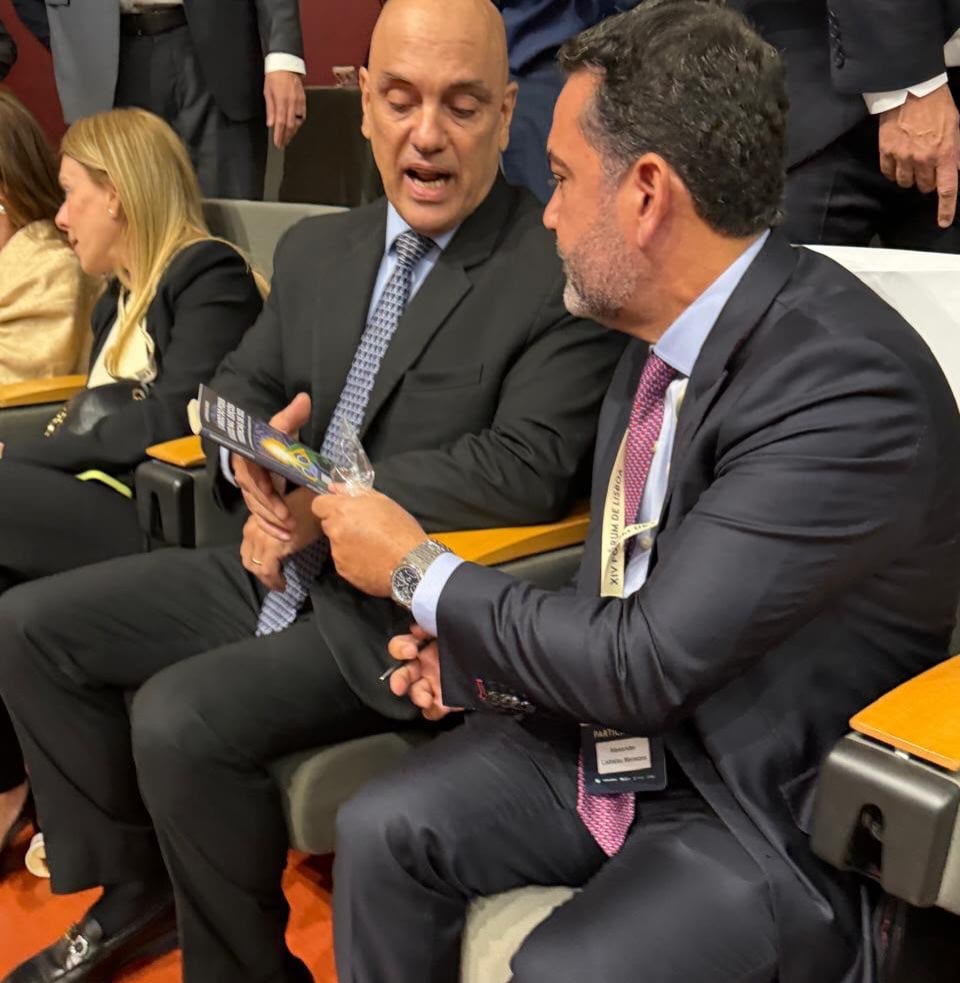 Momento em que Alex Ladislau entrega o livro de sua autoria ao ministro Alexandre de Moraes; ao lado do magistrado, a esposa advogada Viviane Barci de Moraes (Foto: Arquivo pessoal)