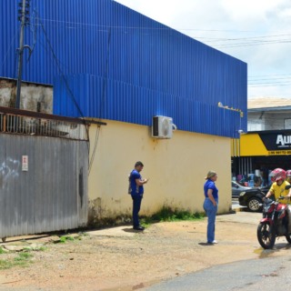 Curto-circuito provoca princípio de incêndio em loja