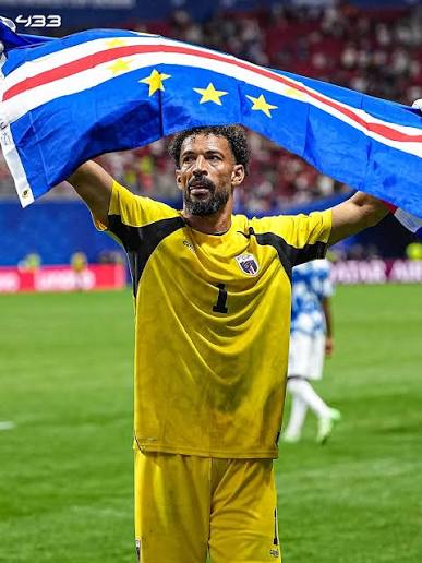 Com a presença de Vozinha, France Football divulga lista dos canditados ao prêmio de goleiro na Bola de Ouro - Foto