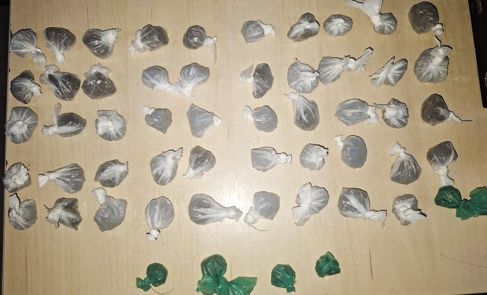 Adolescente preso por tráfico alega vender drogas para ajudar esposa grávida