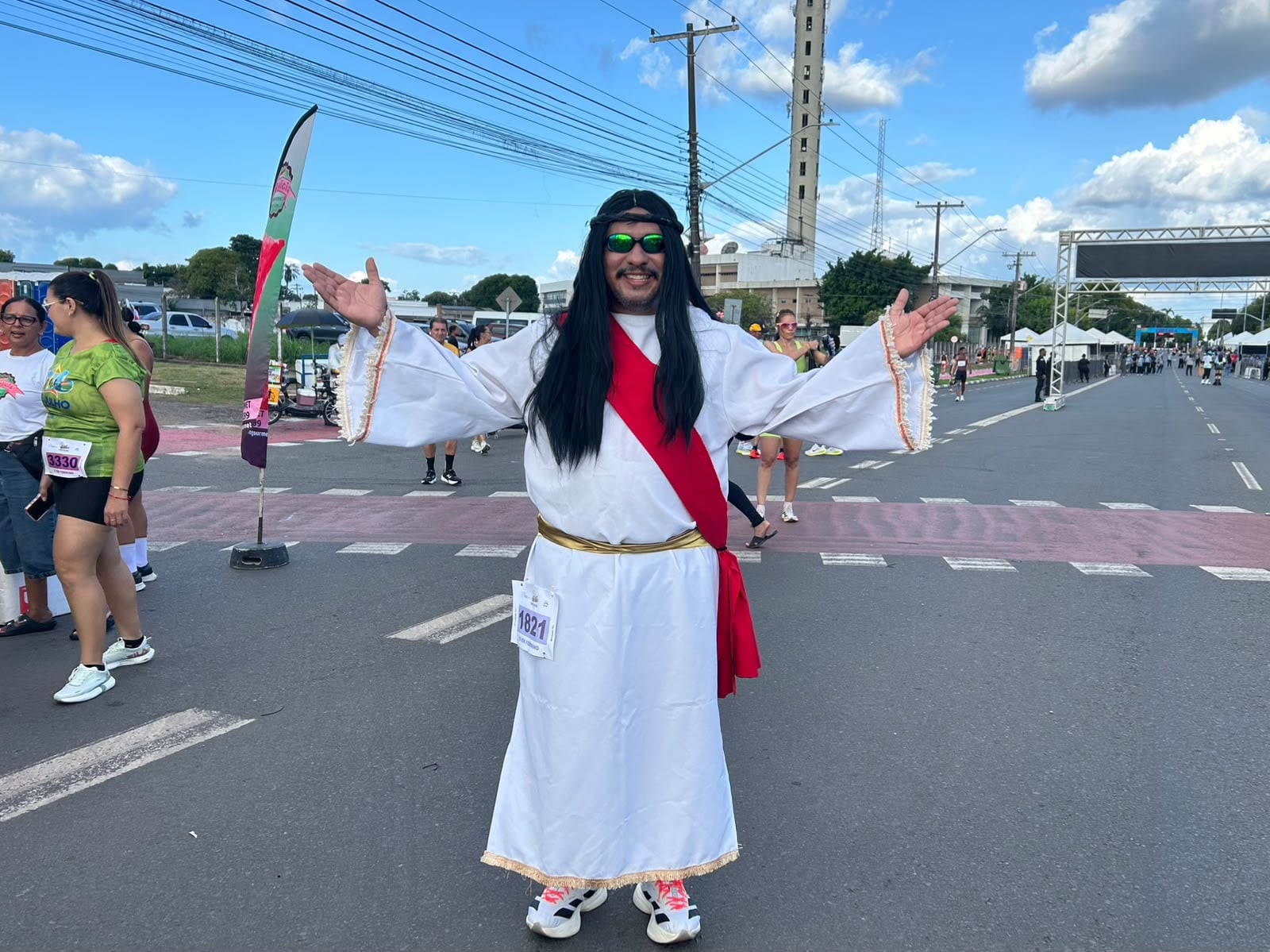 Corredor fantasiado de Jesus rouba a cena em prova de Roraima