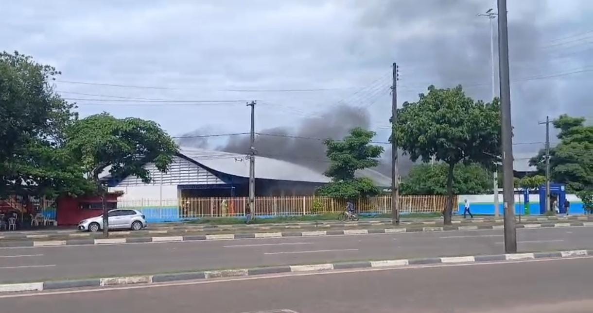 Incêndio em escola de Boa Vista mobiliza bombeiros e assusta alunos