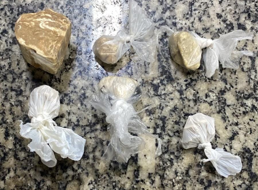 Dupla é presa com crack e dinheiro em carro de aplicativo