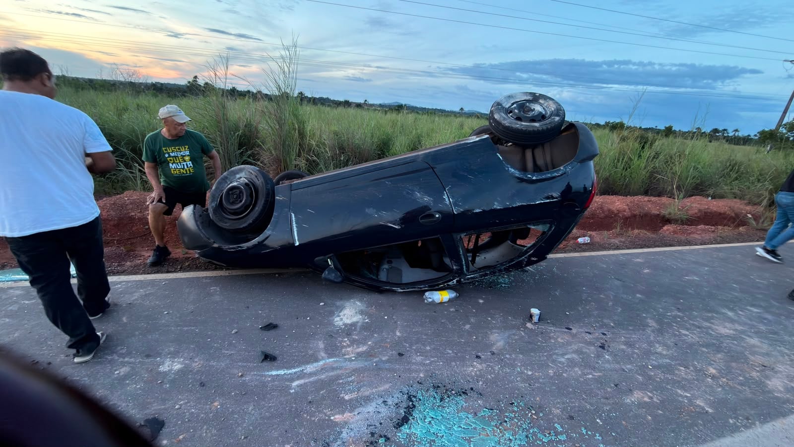 Carro capota com três pessoas após passar por redutor de velocidade