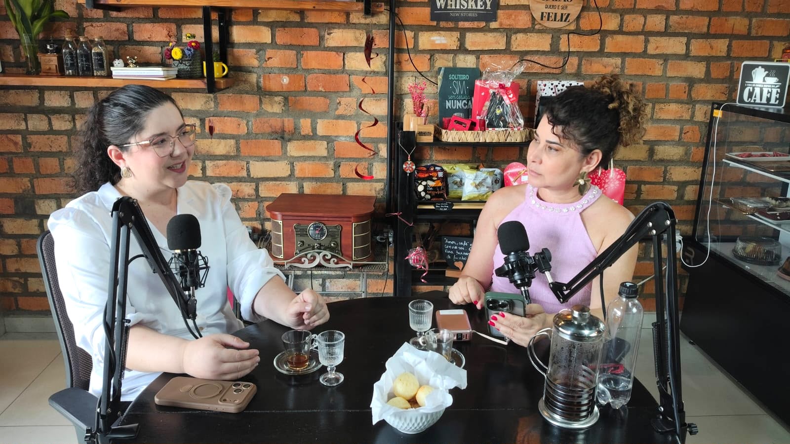 Médica compartilha superação do câncer de mama e reforça importância da prevenção em podcast