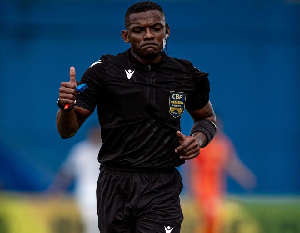 Árbitro da FRF, Daniel Alejandro Hidalgo Blanco apita jogo do Guarani contra o Botafogo-PB - QTU Questões do Universo